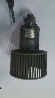 Моторчик вентилятора пічки 443959101a Ауді-100 оригінал.