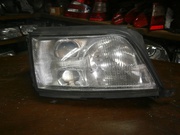 права фара для автомобіля Audi A6 1995 року випуску.